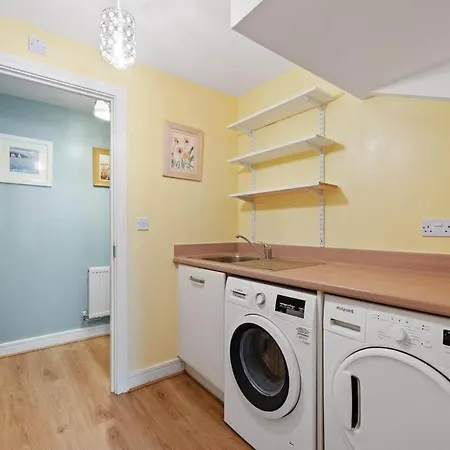 Modern Townhouse In With Private Parking *
