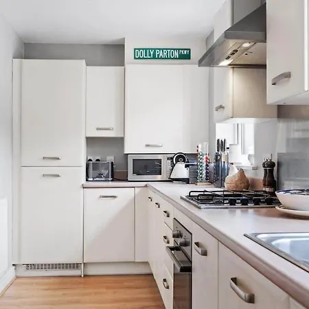 Holiday home Modern Townhouse In With Private Parking