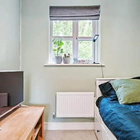 Modern Townhouse In With Private Parking Penryn