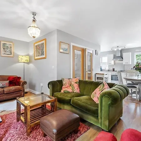 Modern Townhouse In With Private Parking
