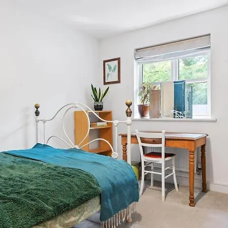 Modern Townhouse In With Private Parking Penryn