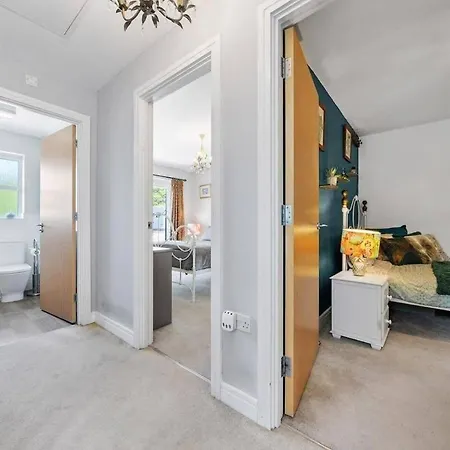 Modern Townhouse In With Private Parking Penryn