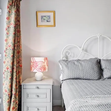 Modern Townhouse In With Private Parking Holiday home Penryn